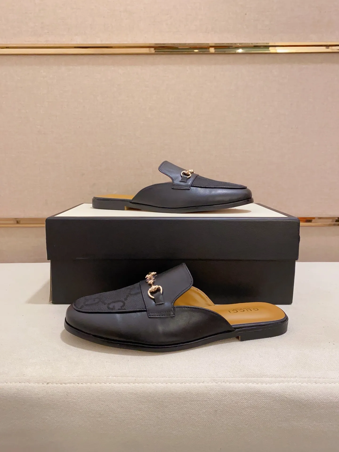 Men's shoes 💰: 380💰 (Gucci). The latest trendy shoes, casual Baotou mops, popular in physical stores, sizes 38-44. New and comfortable, imported custom-made original cowhide, with unique sequin element design. With sheepskin lining, original bottom, high-end packaging and high quality💪Details determine the quality, you can enter and leave the counter at will, welcome to compare!